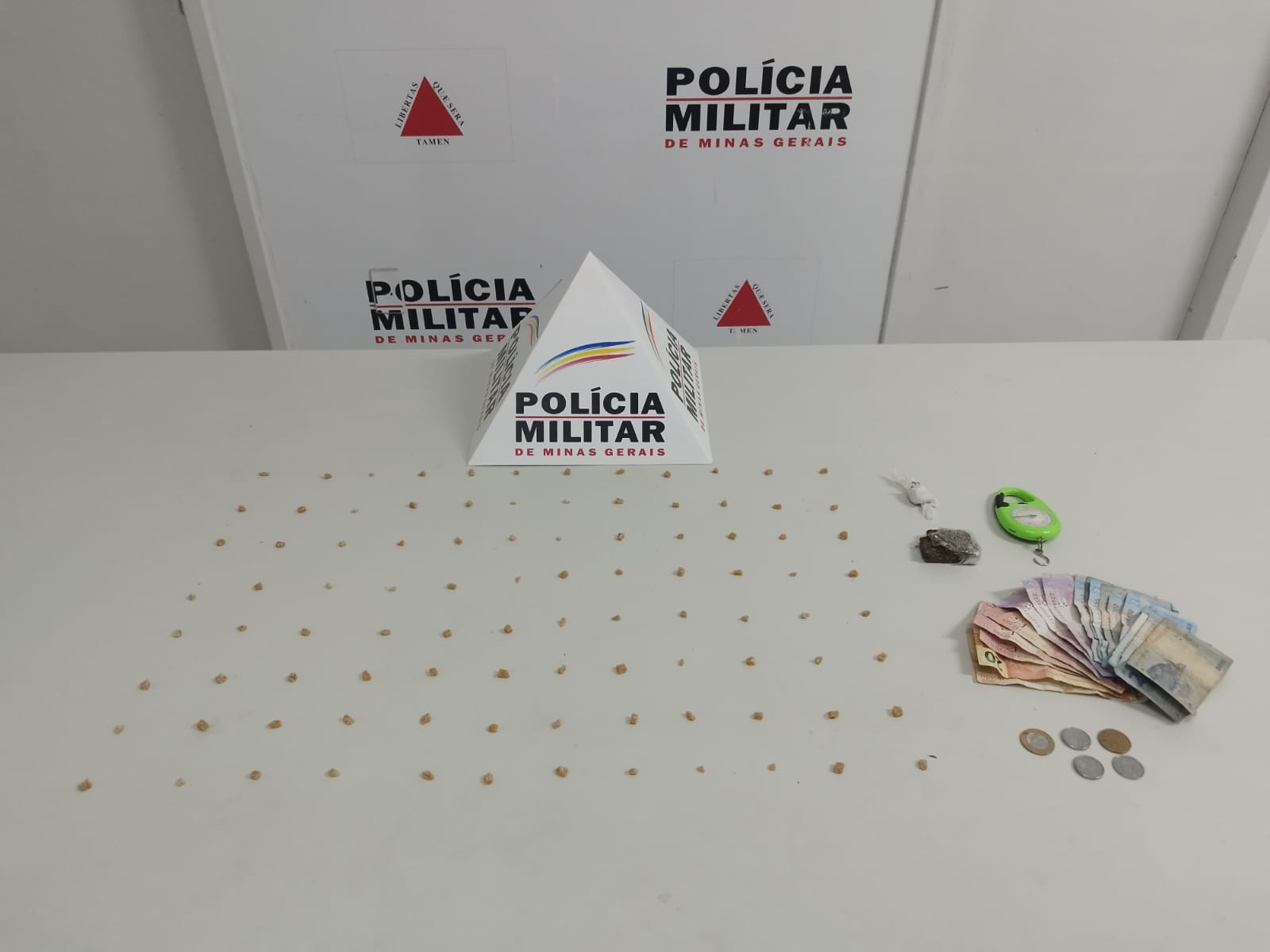 Homem tenta engolir 50 pedras de crack durante abordagem da PM em Governador Valadares