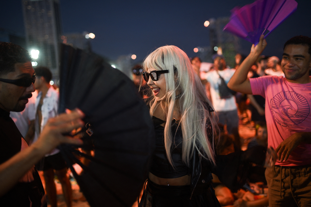 Fãs se reúnem antes do show aberto de Lady Gaga na Praia de Copacabana, no Rio de Janeiro. — Foto: REUTERS/Tita Barros