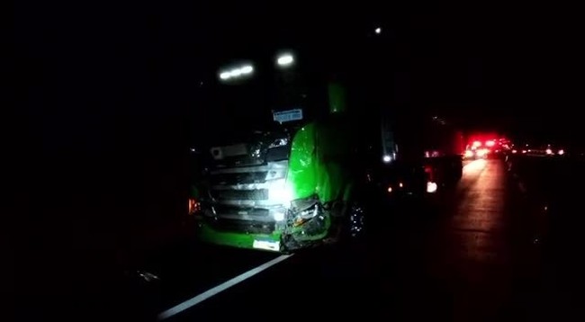 Acidente com dois carros e um caminho deixa mortos na BR-153
