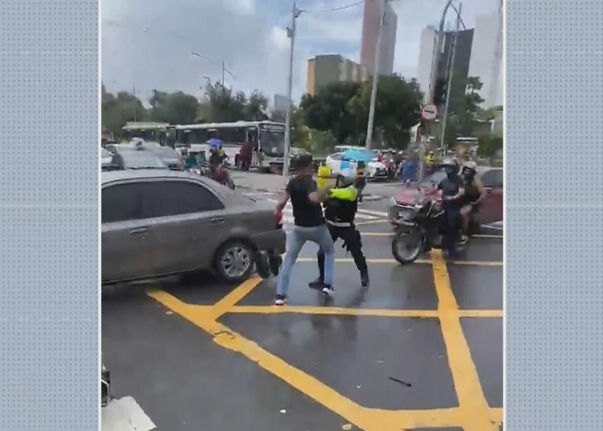Motociclista dá socos em agente de trânsito no meio de avenida do Recife; VÍDEO