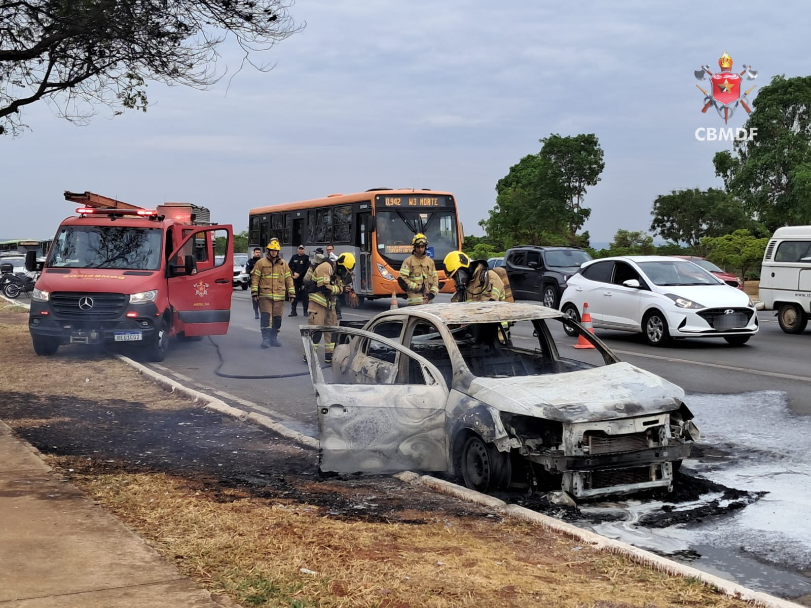 Carro pega fogo no Eixo Monumental, em Brasília