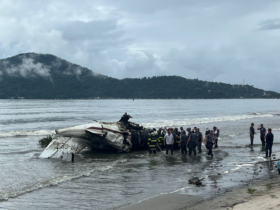 Avião de pequeno porte sofre acidente, em Ubatuba, no Litoral Norte de SP — Foto: João Mota/TV Vanguarda