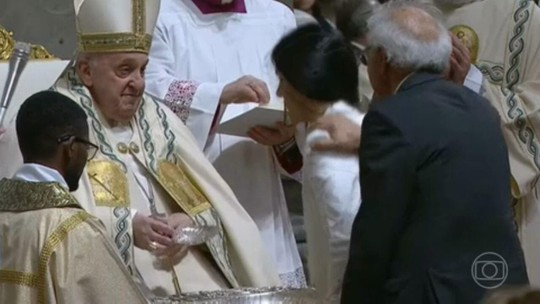 Papa celebra Vigília Pascal, um dia depois de faltar a Via Crucis - Programa: Jornal Nacional 