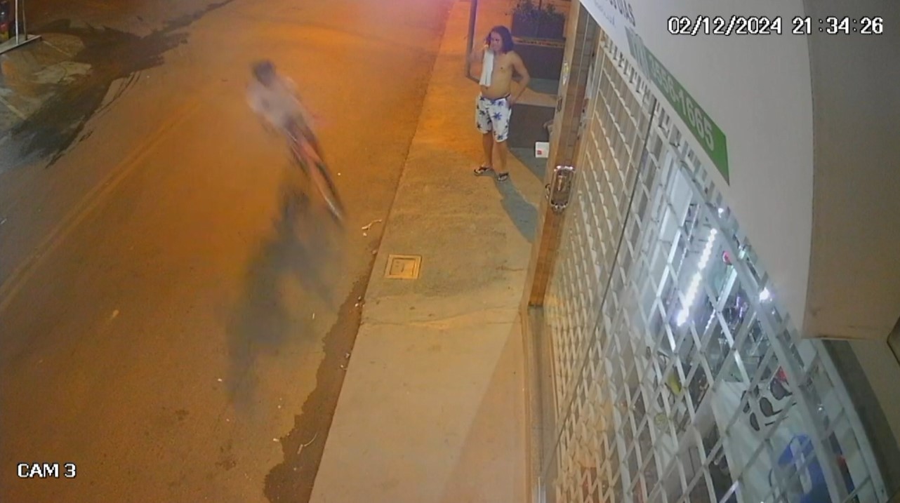 Adolescente perde controle de bicicleta, bate em porta de vidro e fica desacordada; veja VÍDEO