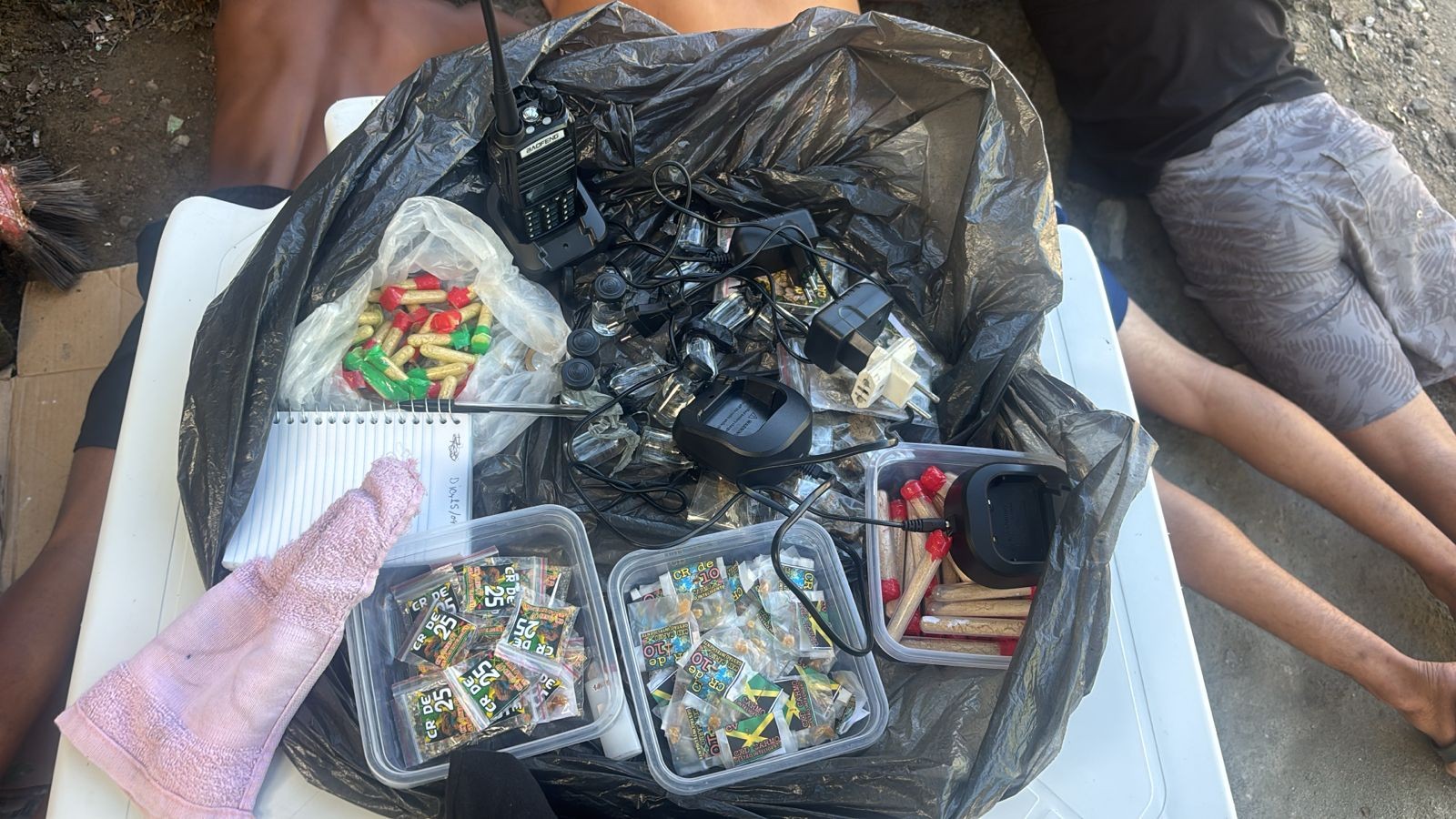 Dois jovens são presos e adolescente apreendido por tráfico de drogas em Angra dos Reis