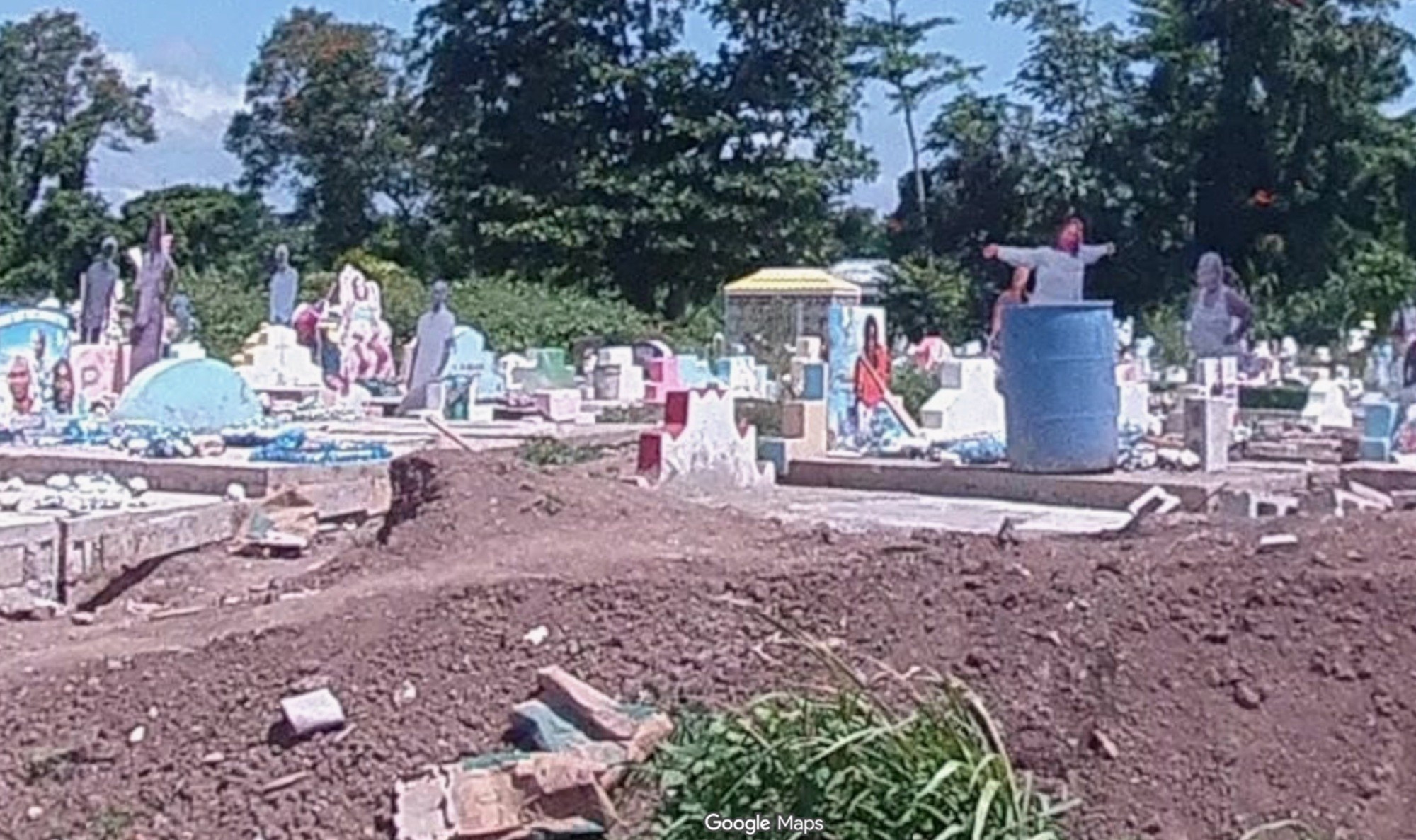 É #FATO: Cemitério na Jamaica tem 'totens' com fotos em tamanho real de pessoas enterradas