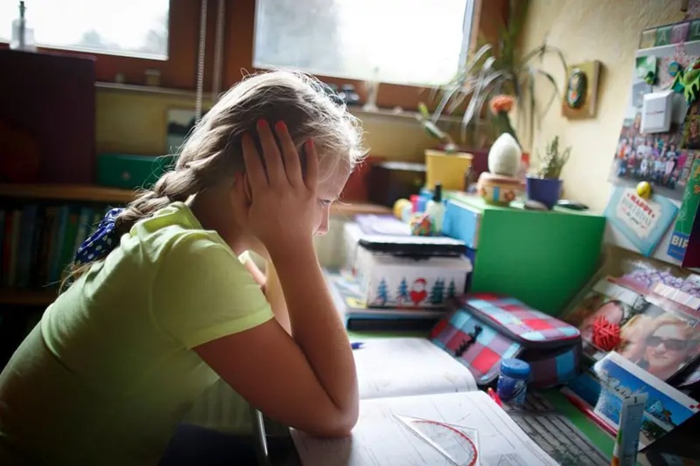 Impor uma cobrança excessiva por desempenho escolar é uma forma de adultização da criança — Foto: Getty Images via BBC
