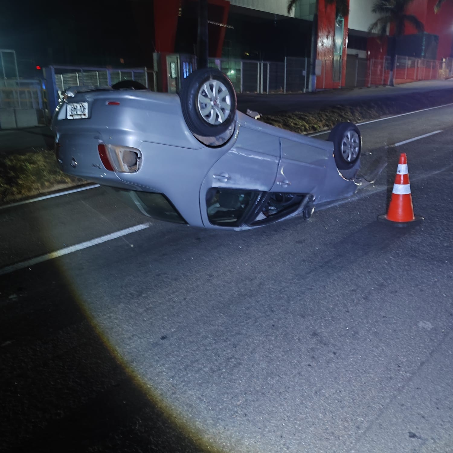 Motorista capota carro ao tentar sair de trânsito lento e evitar batida em rodovia de Divinópolis 