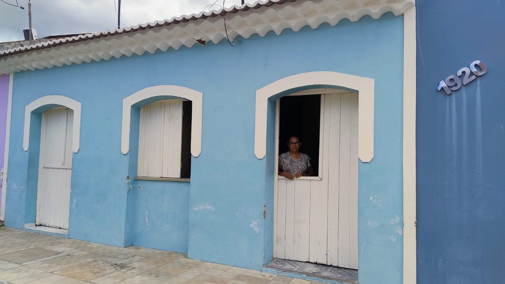 A artesã Vanusa Vitorino da Silva mora nesta casa, tombada pelo Iphan, há mais de 30 anos. — Foto: Claudiana Mourato/TVM Cariri