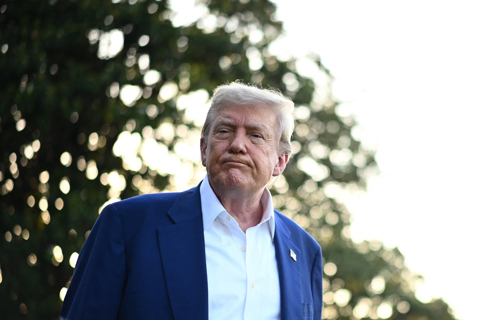 Trump antes de embarcar para a cúpula da Otan, na Holanda — Foto: Mandel Ngan / AFP