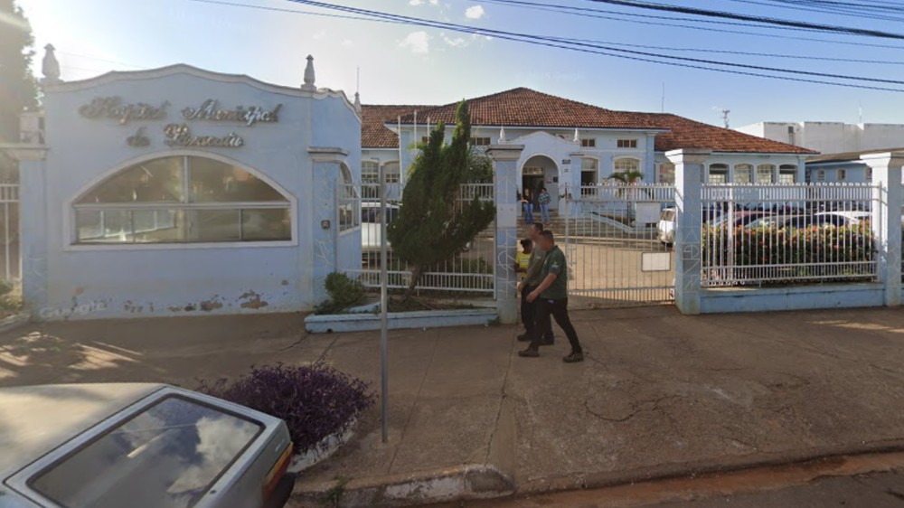 Homem confunde cola instantânea com colírio e para no hospital com olho colado em MG