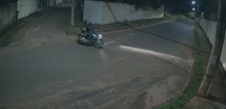 VÍDEO: Motociclista de aplicativo é atraído para emboscada e tem moto roubada por dupla armada em MG