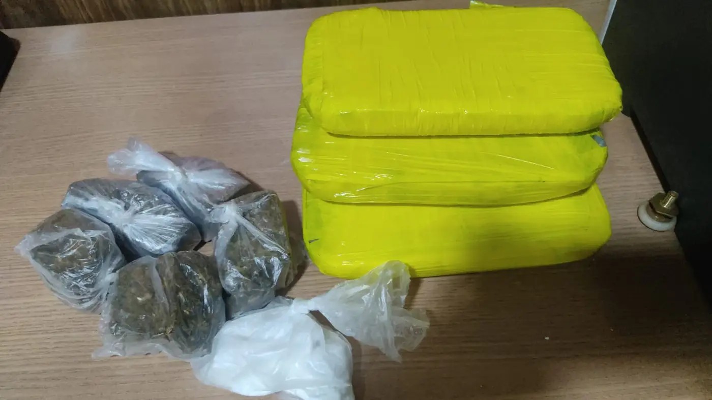 Operação integrada na Base Candiru apreende droga e prende foragido da Justiça durante fiscalizações