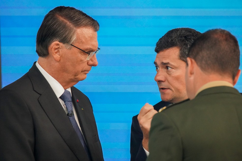 Sergio Moro conversa com Bolsonaro durante intervalo do debate na Globo — Foto: Stephanie Rodrigues/g1