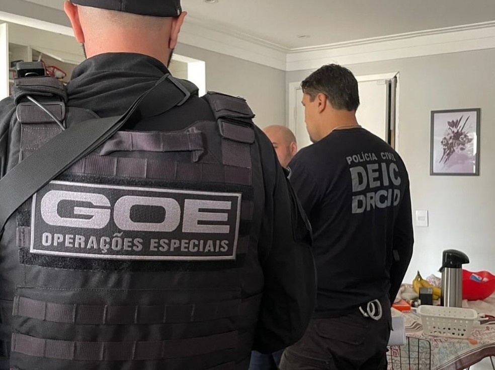 Polícia cumpre mandados de busca e apreensão na casa de suspeitos de enviarem e-mails com ameaças à autoridades públicas — Foto: Polícia Civil/Divulgação