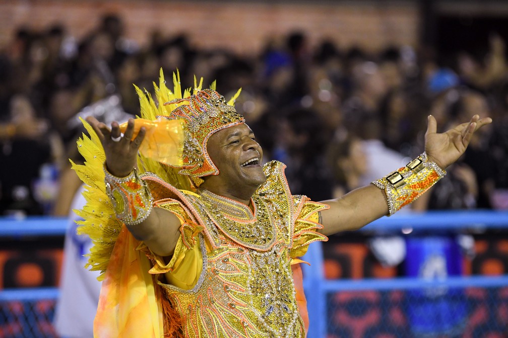 Mestre-sala da Beija-Flor se emociona ao dedicar desfile à própria mãe, em  coma há uma semana - Jornal O Globo