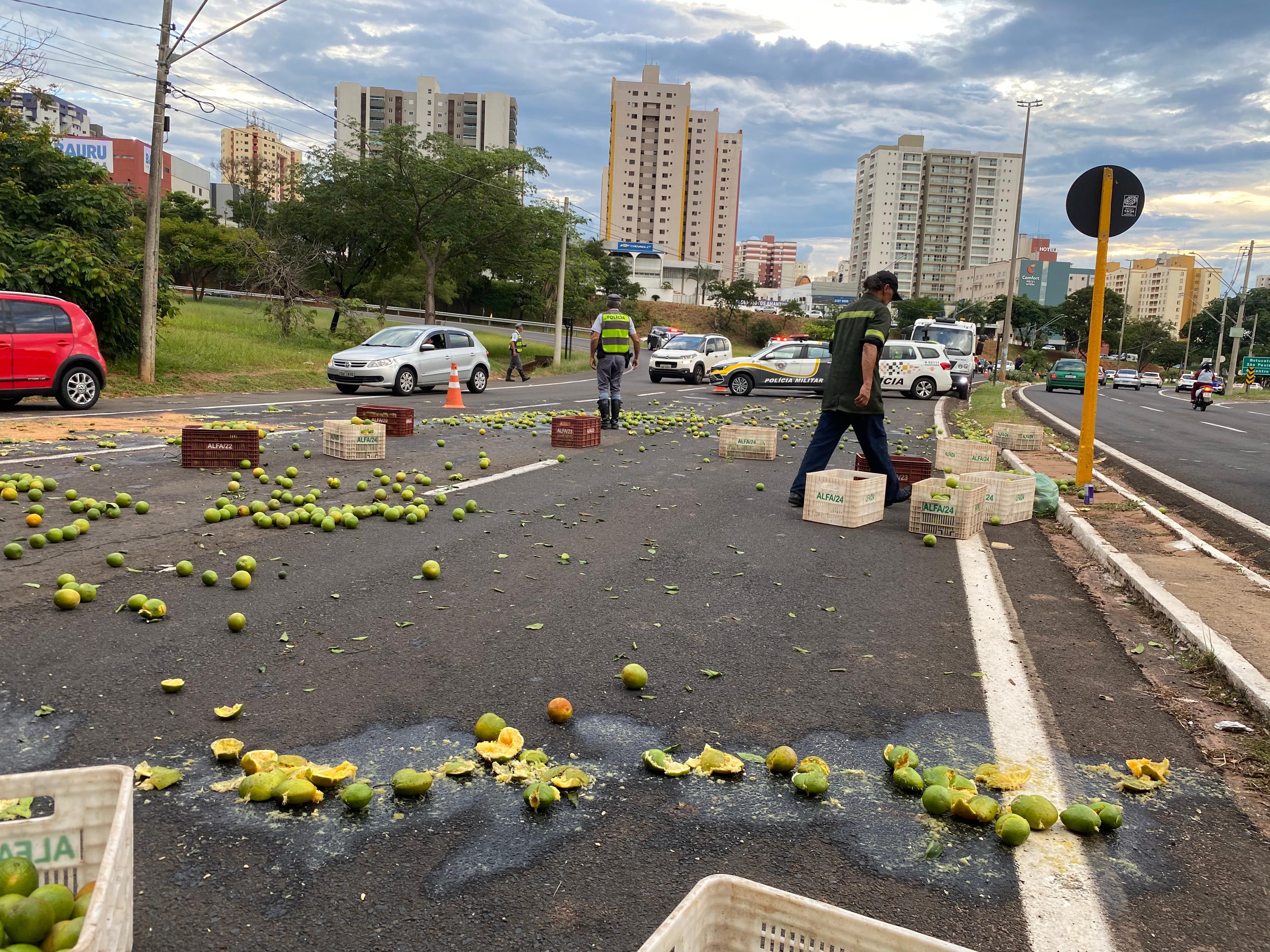 Carreta com mais de 21 toneladas de laranja tomba na avenida Nações Unidas em Bauru