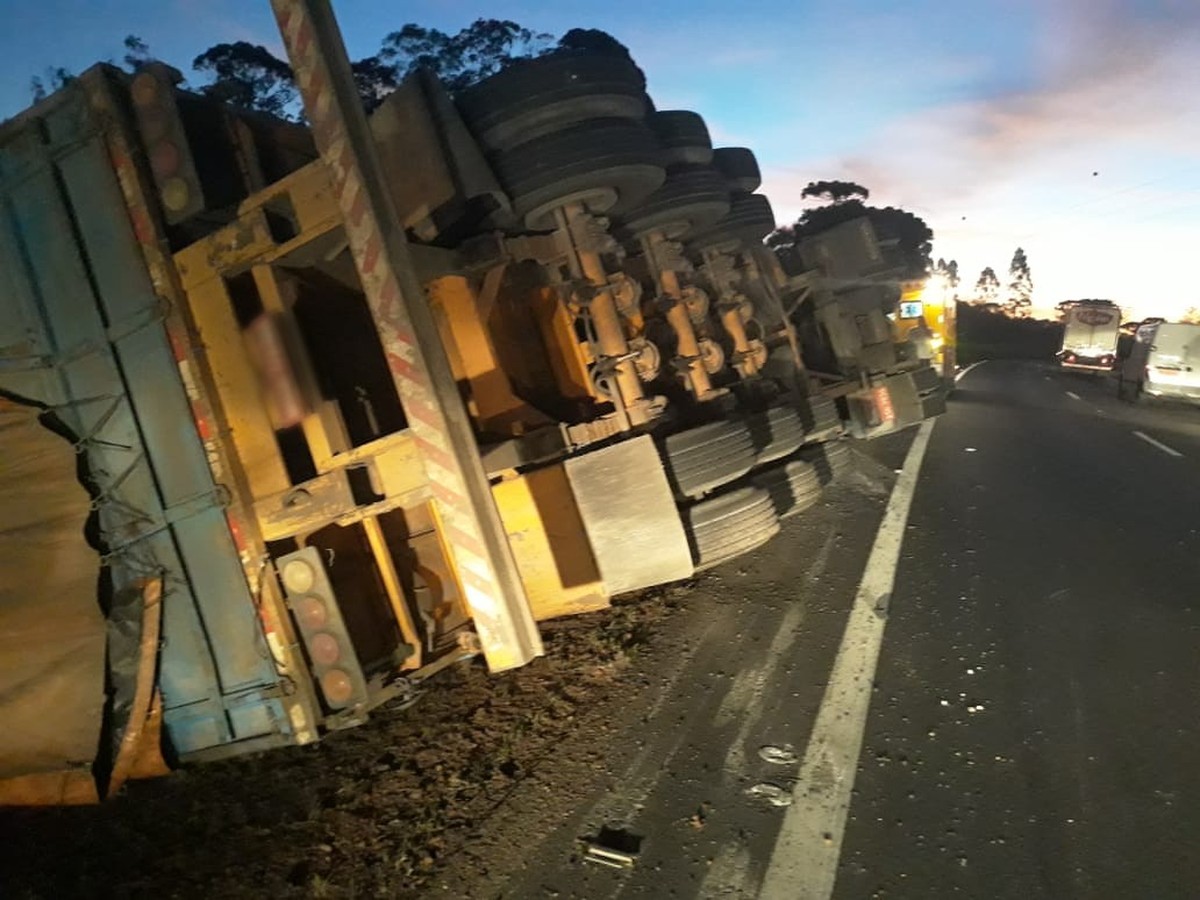 Duas Pessoas Ficam Feridas Após Caminhão Tombar Na Br 277 Paraná G1