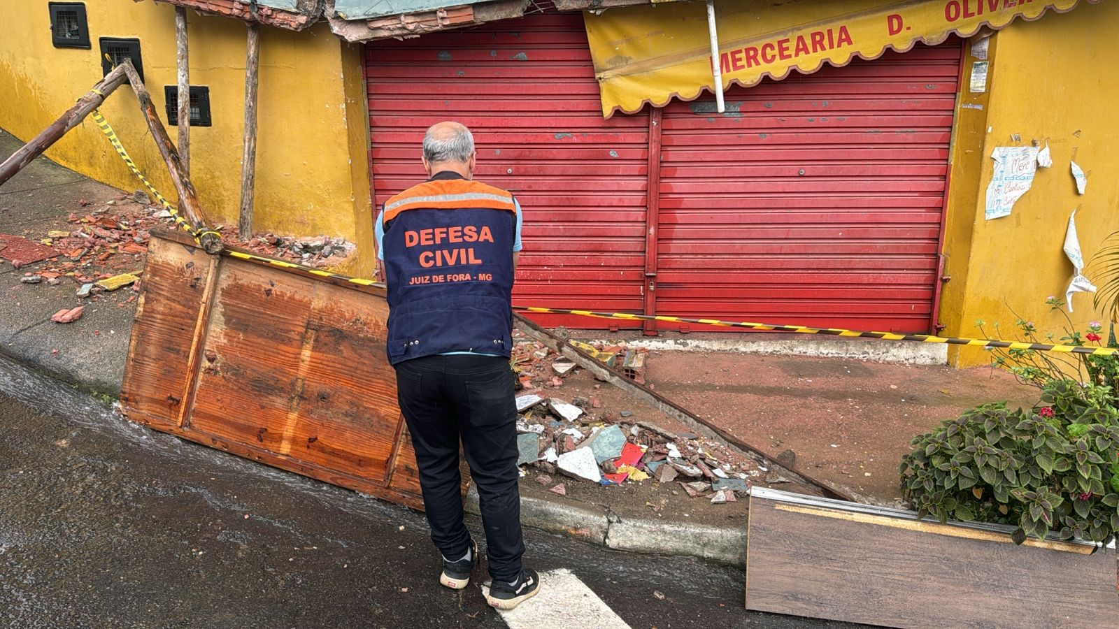 Marquise desaba no Bairro Nova Benfica, em Juiz de Fora