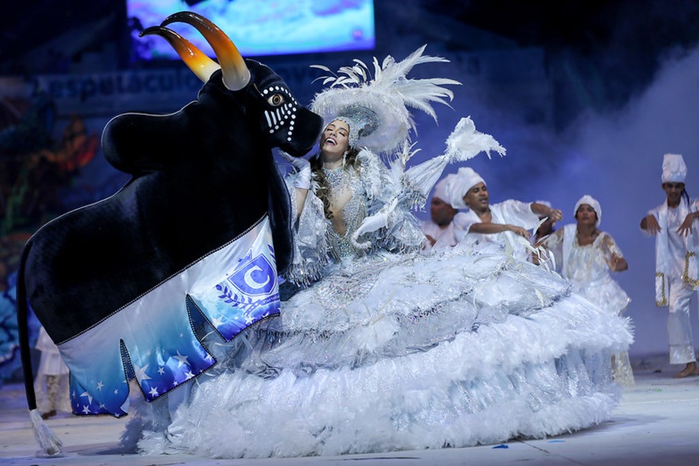 O boi Caprichoso apresentou O “Veleiro Cabano do Uaicurapá”, onde os artistas exaltam a resistência das mulheres amazônidas pelas lutas contemporâneas do povo cabano. — Foto: Secom