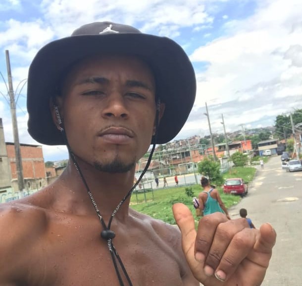 Barbeiro é morto em Costa Barros a caminho do trabalho; testemunhas dizem que carro parou e atirou