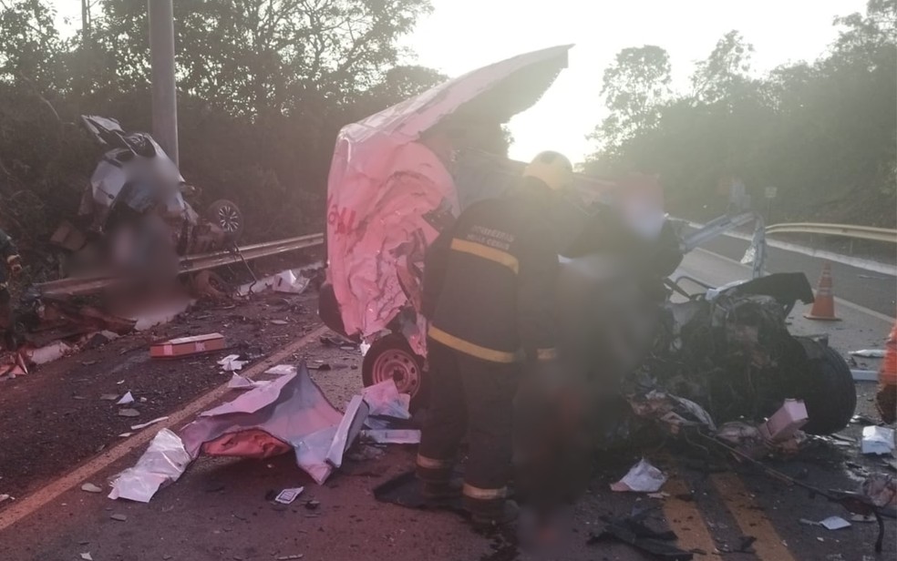 Acidente entre fiorino e caminhonete, na BR-251, em Goiás — Foto: Divulgação/Corpo de Bombeiros