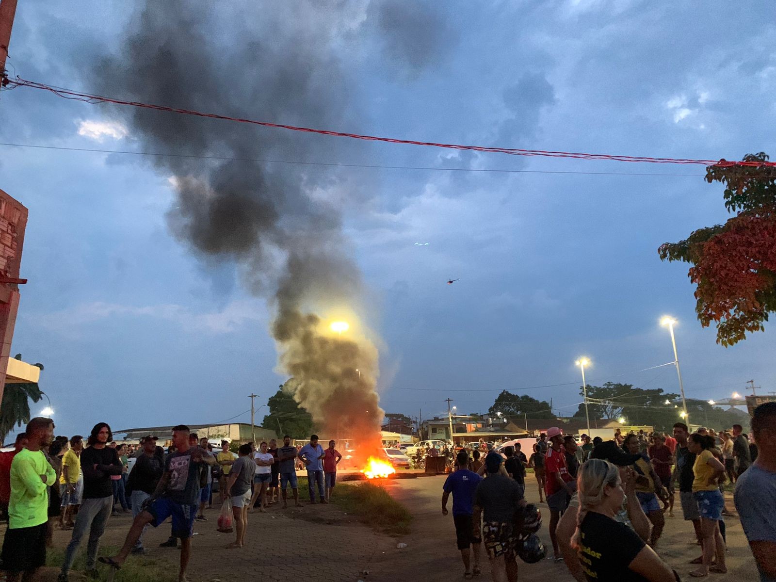 Garimpeiros fecham BR-319 em Porto Velho em protesto após dragas serem incendiadas em operação no rio Madeira