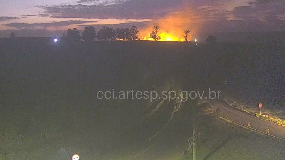 Imagem de câmera da Artesp registra chamas que consumiram canavial e interditaram ligação entre a SP-255 e o município de Bocaina (SP), na noite de segunda (21) — Foto: Artesp/Reprodução