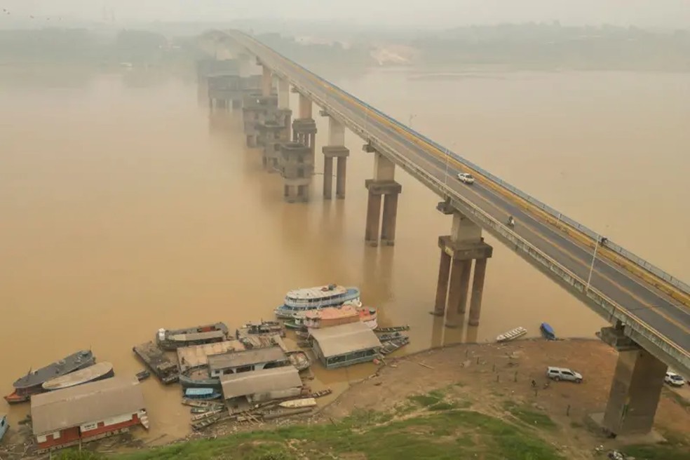 Névoa causada pelos incêndios pode ser vista sobre a Ponte Rondon-Roosevelt em Porto Velho, Rondônia. — Foto: Isaac Fontana/EPA-EFE/REX/Shutterstock