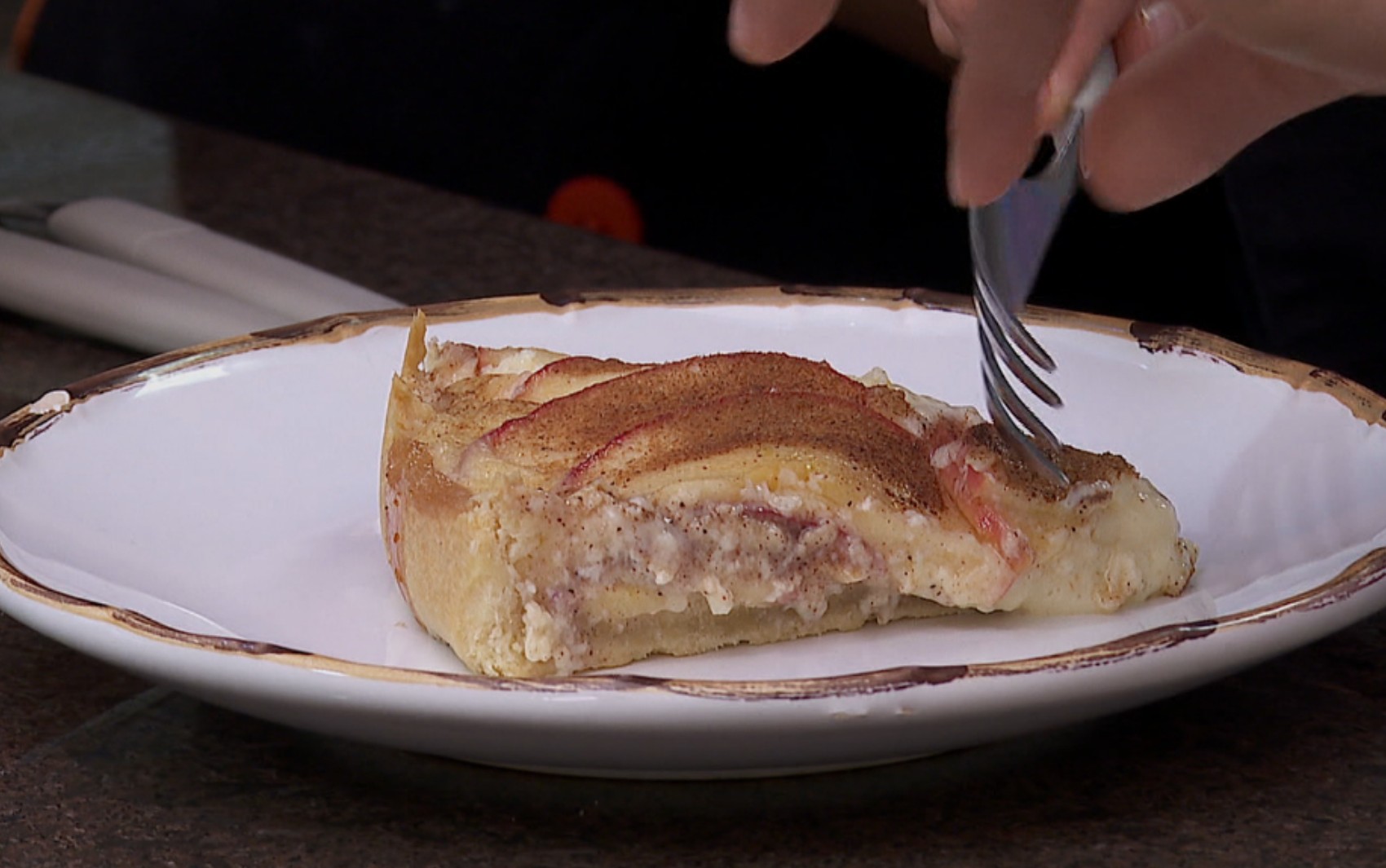 
'Barato da Cozinha': aprenda a fazer torta de maçã