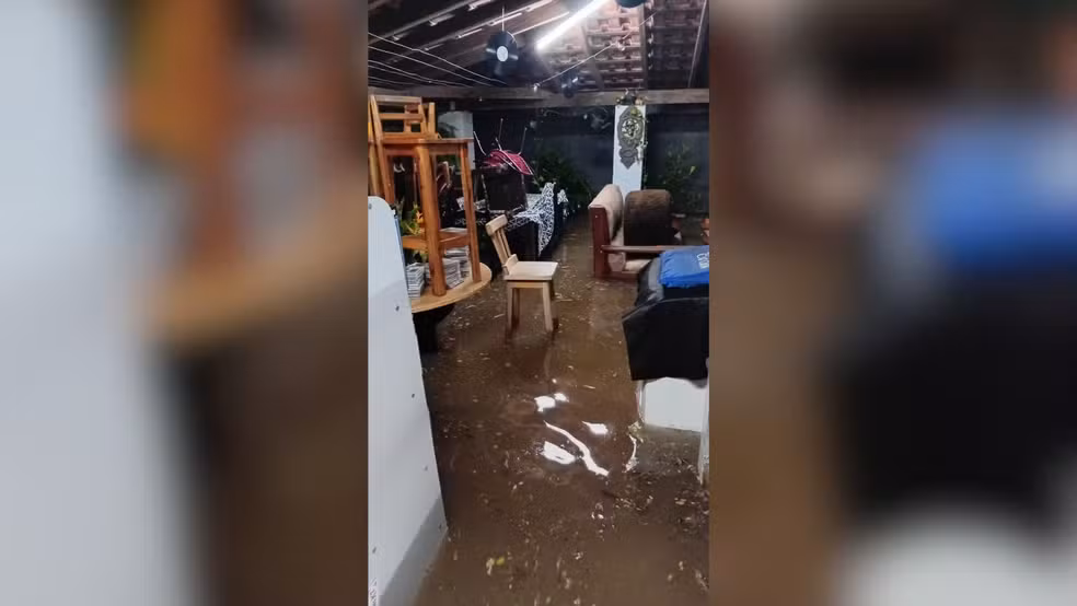 Forte chuva alaga casas em Pen&aacute;polis (SP) &mdash; Foto: Divulga&ccedil;&atilde;o/WhatsApp