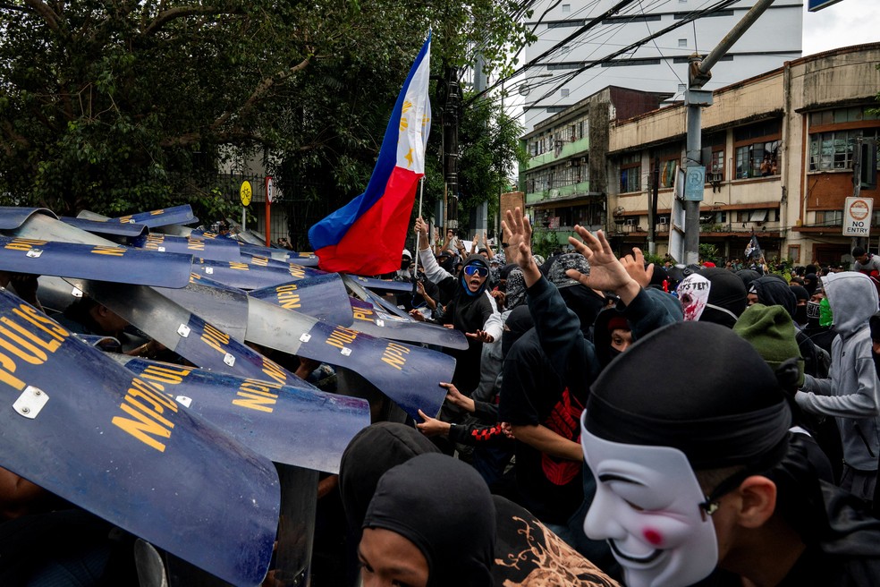 Filipinos protestam contra a corrupção em Manila, em 21 de setembro de 2025 — Foto: REUTERS/Lisa Marie David