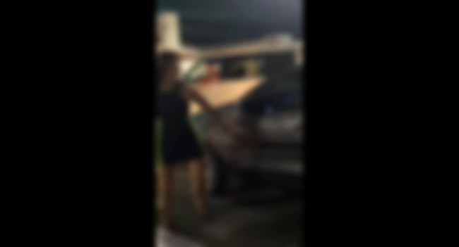 Agente de trânsito discute com pedestres e tira cones de via bloqueada em Mossoró