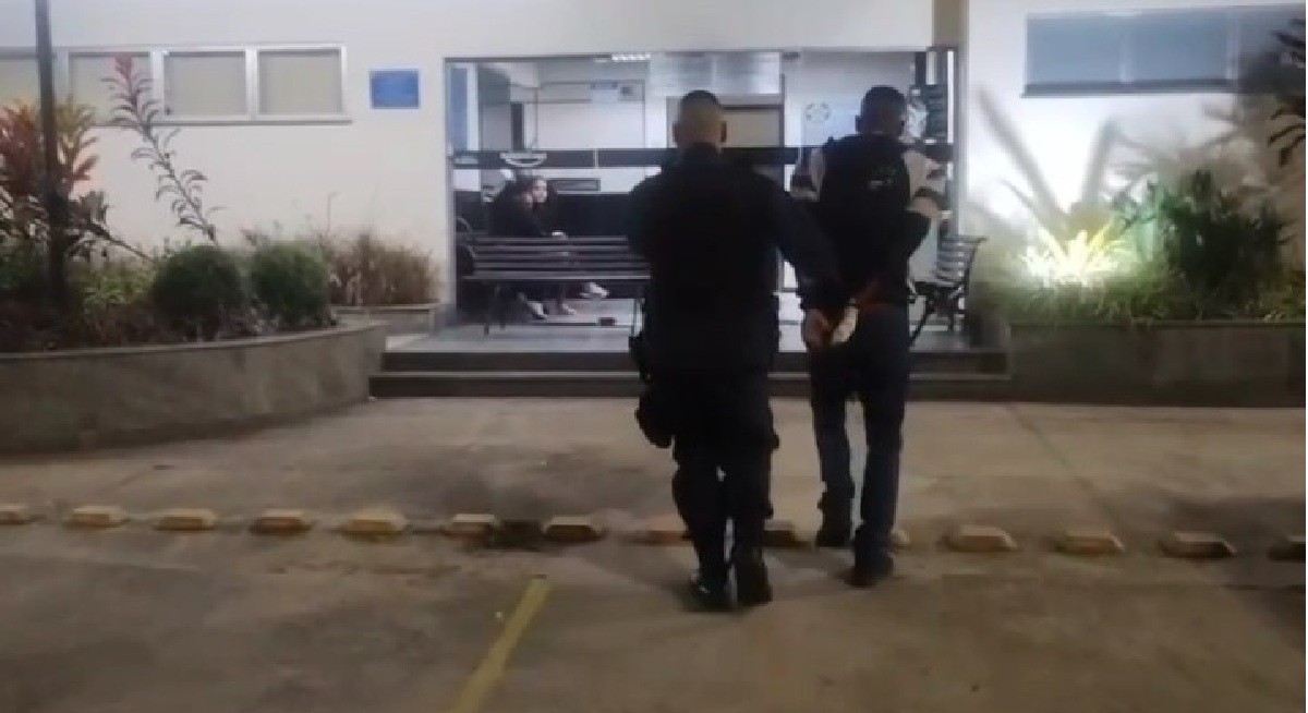 Mulher é morta a facadas e ex-companheiro é preso minutos depois em Petrópolis