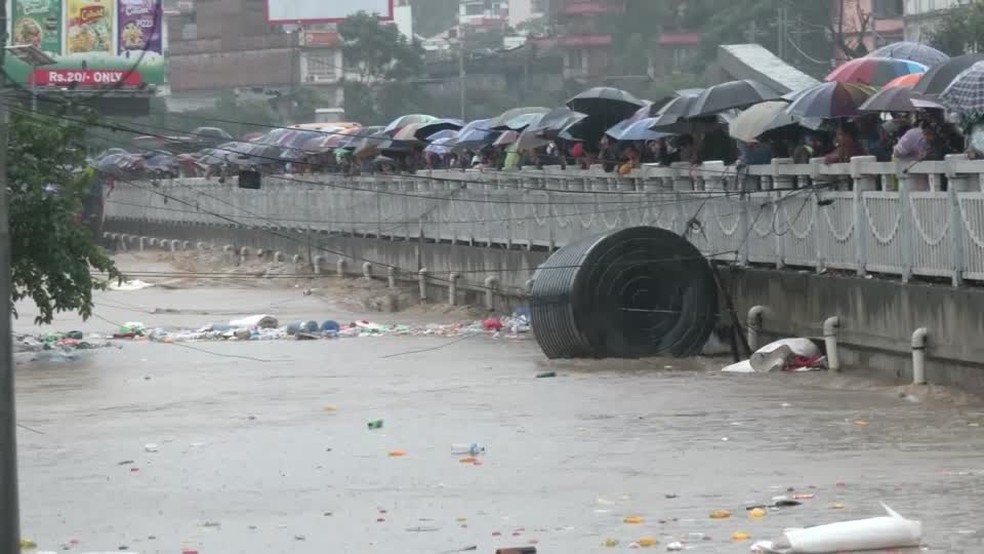 Chuvas no Nepal causam enchentes e deslizamentos de terra — Foto: Reuters