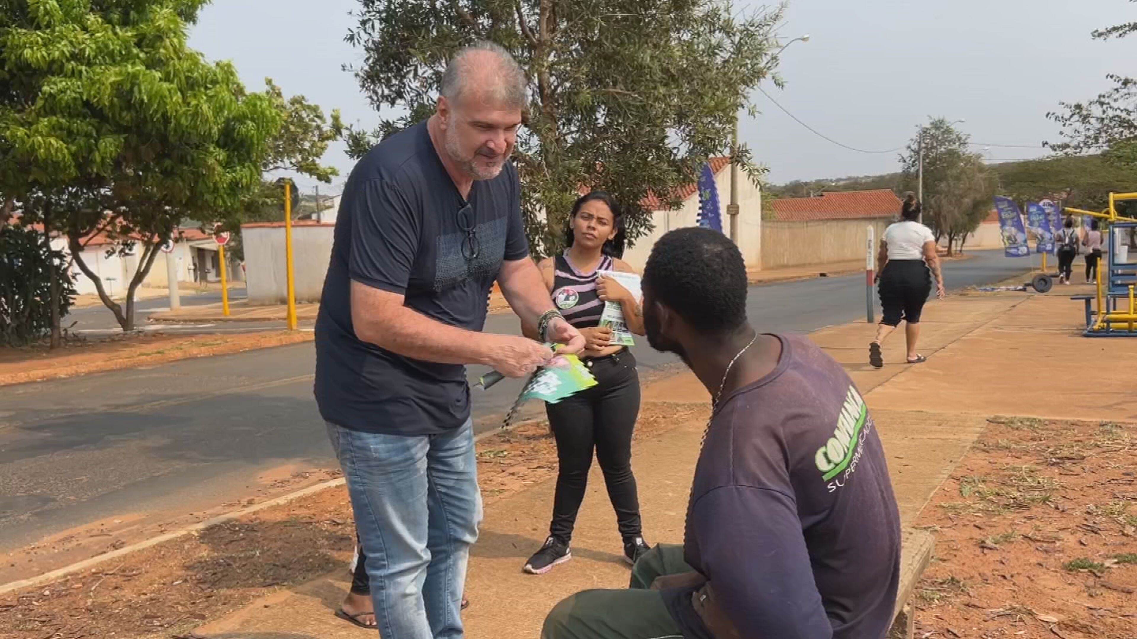 Candidato à Prefeitura de Bauru, Gazzetta caminha pelo Conjunto Habitacional Isaura Pitta Garms e conversa com eleitores