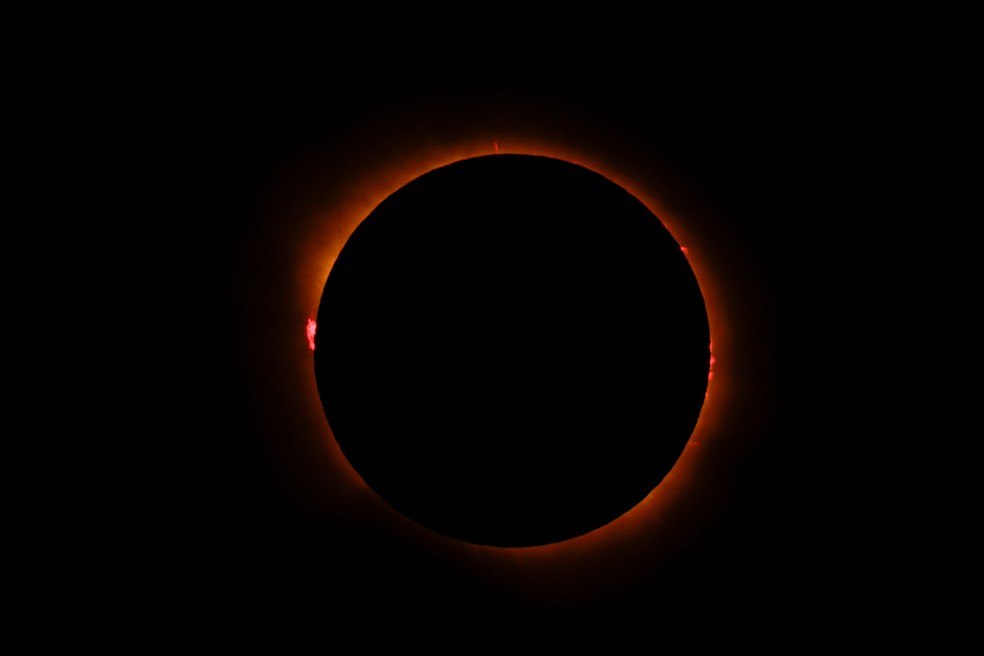 A Lua encobre totalmente o Sol durante o eclipse solar total visto de Arija, na Espanha, nesta quarta-feira (12). — Foto: Borja Suarez/Reuters