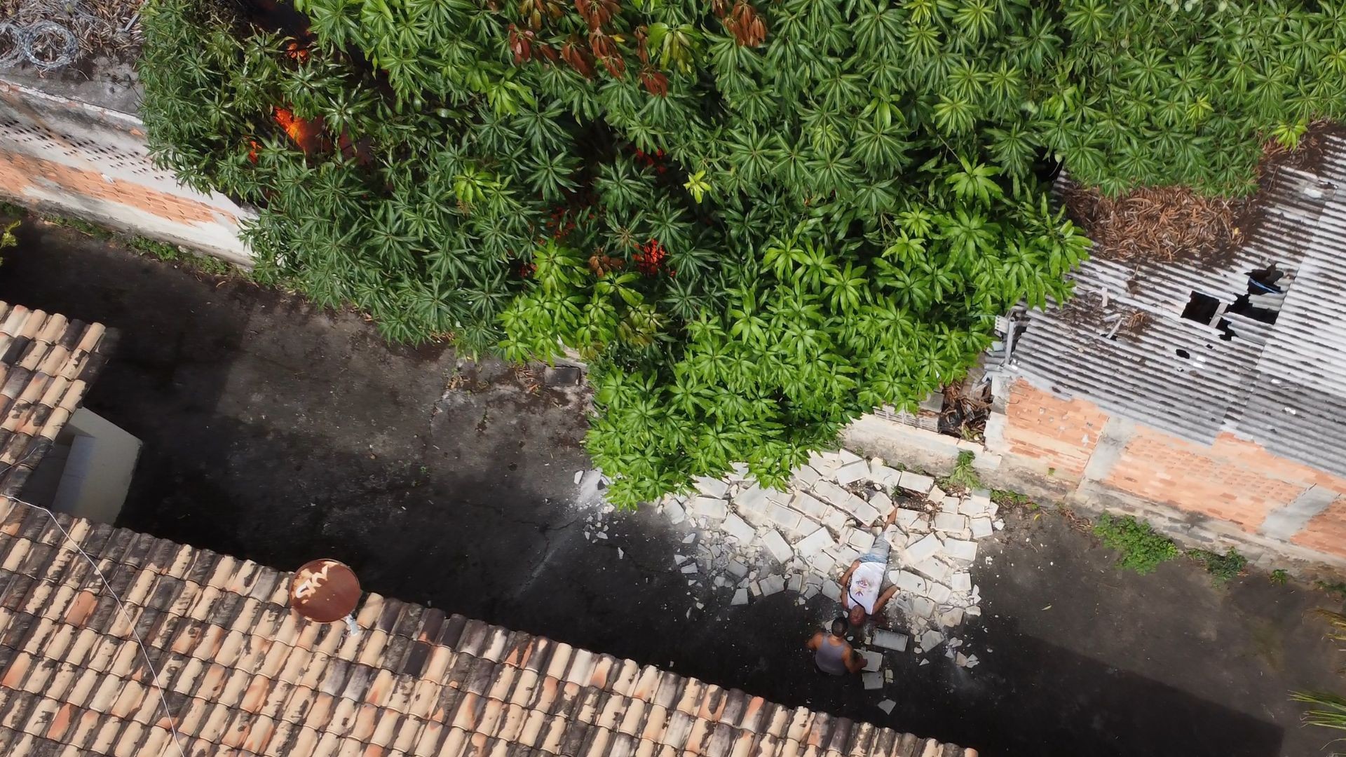 Homem tenta escapar de incêndio em casa pulando muro e estrutura cai em cima dele em Cariacica