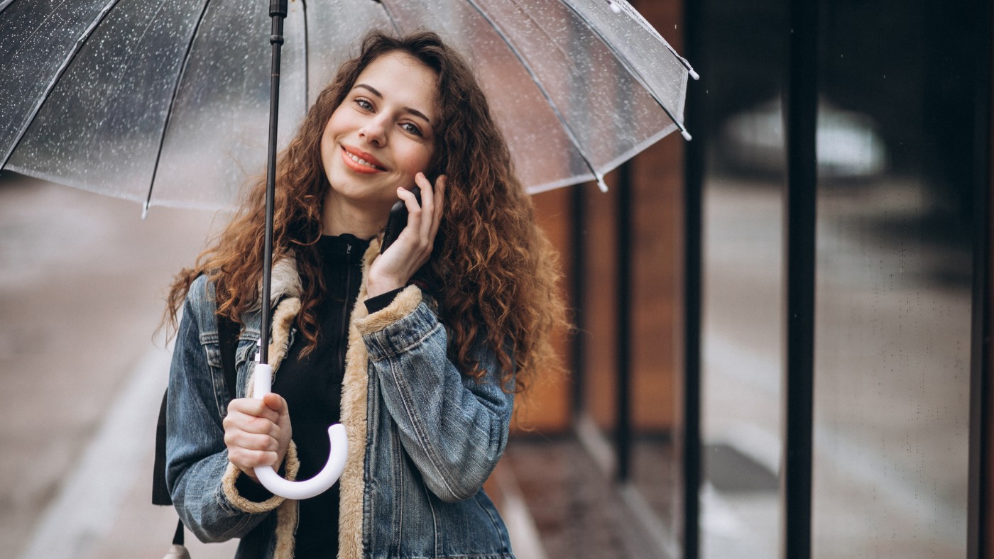 Chuva, vento e umidade: como proteger seu cabelo quando o clima muda o tempo todo