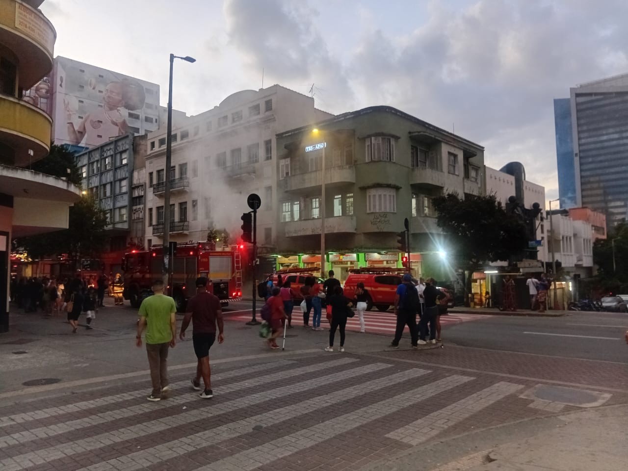 Incêndio de grandes proporções atinge sacolão no Centro de BH
