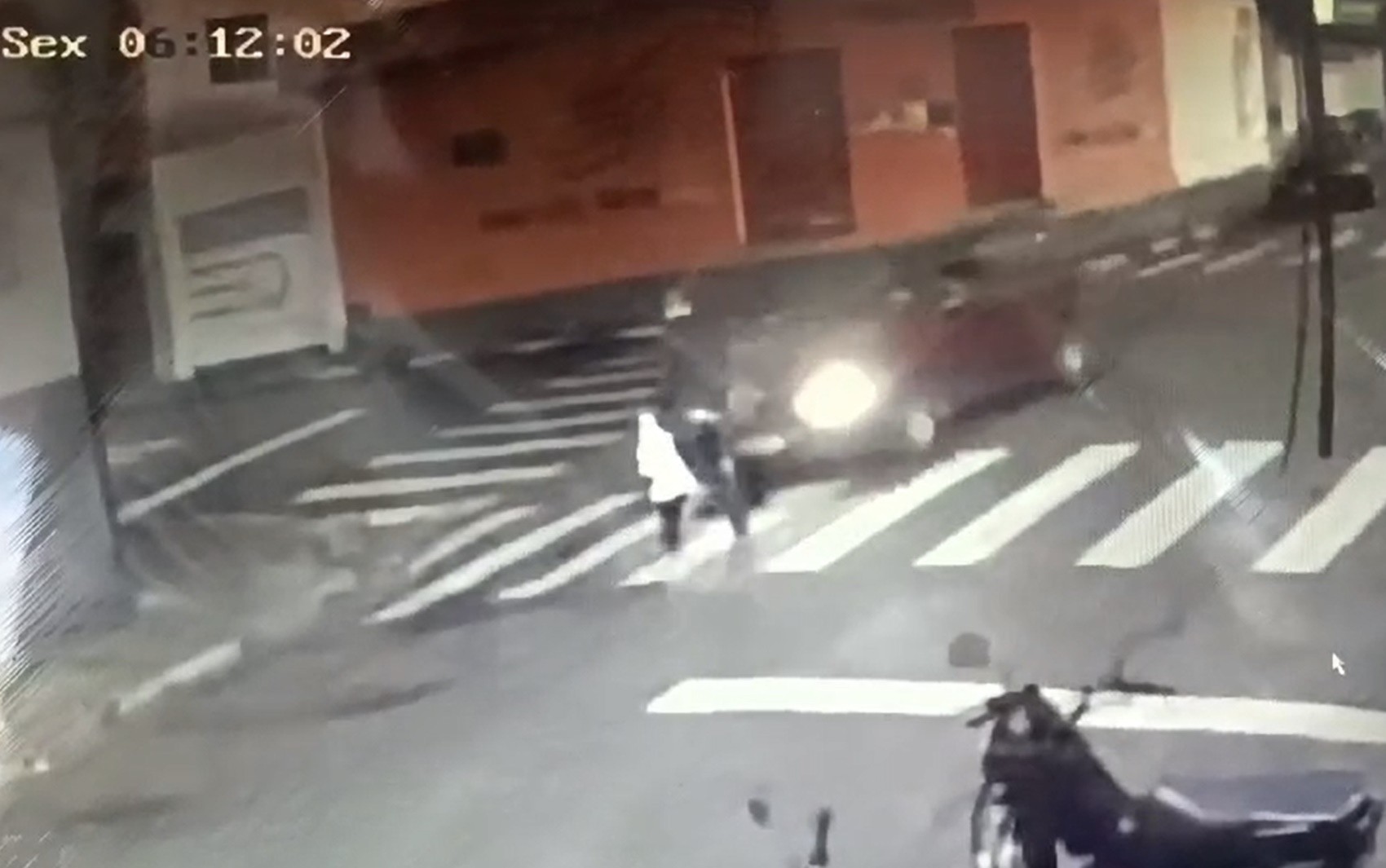 VÍDEO: Idoso é atropelado na faixa de pedestre em Passos, MG