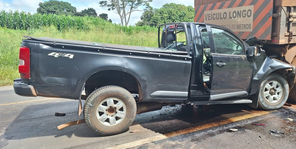 Colisão traseira entre caminhonete e carreta deixa uma pessoa morta na BR-135, no MA — Foto: Divulgação/PRF-MA