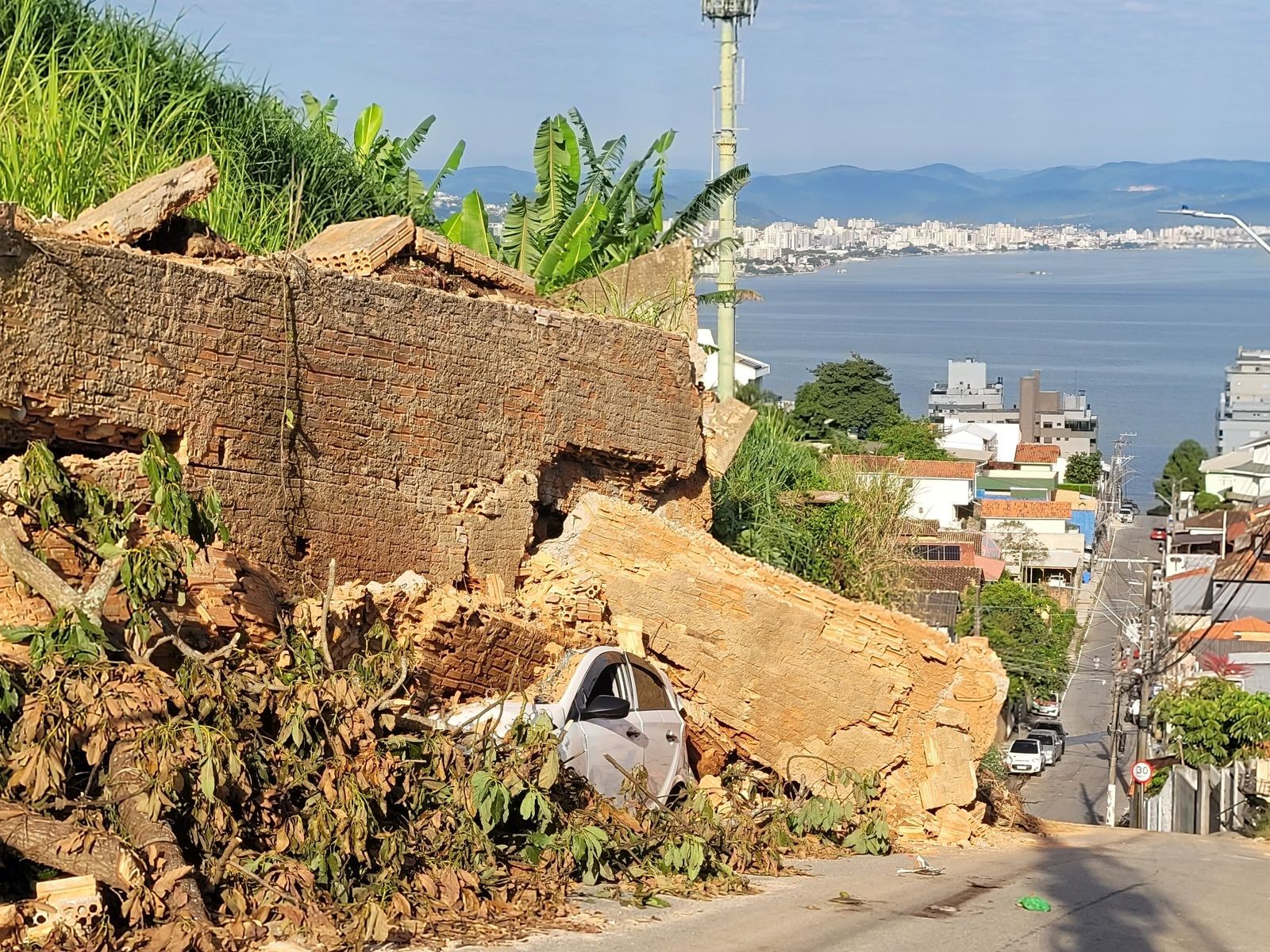 Queda de muro soterra carros em Florianópolis