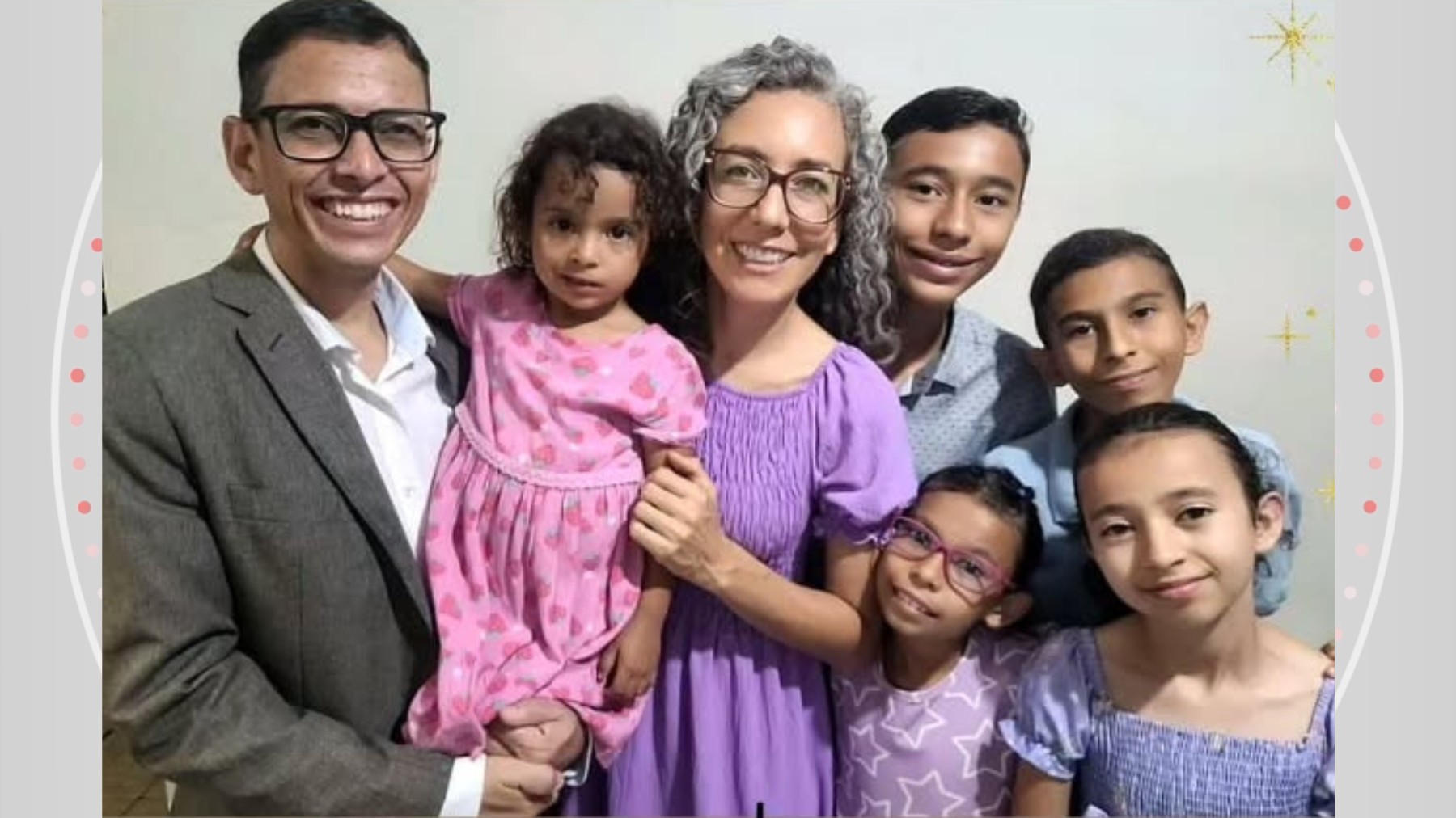 Casal que queria dois filhos e adotou cinco irmãos descobriu ser autista após diagnóstico de uma das crianças: 'Percebemos características parecidas'
