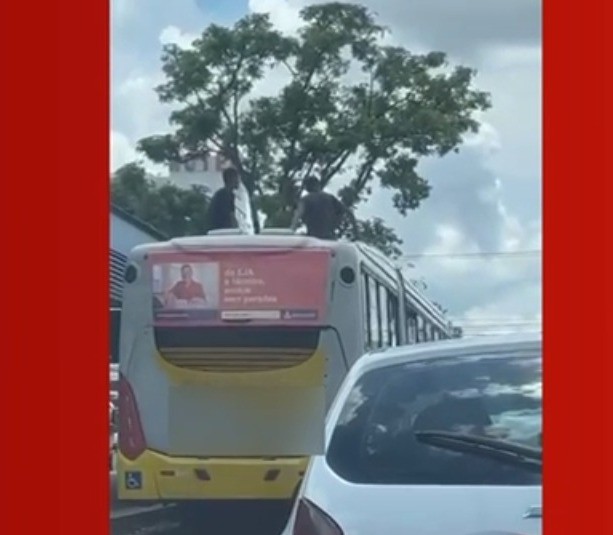 VÍDEO: Passageiros são flagrados sentados em cima de ônibus em movimento na Avenida João Naves de Ávila, em Uberlândia