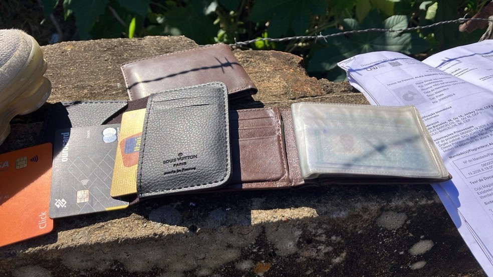 Polícia encontrou objetos de vítimas em imóvel abandonado — Foto: Polícia Militar