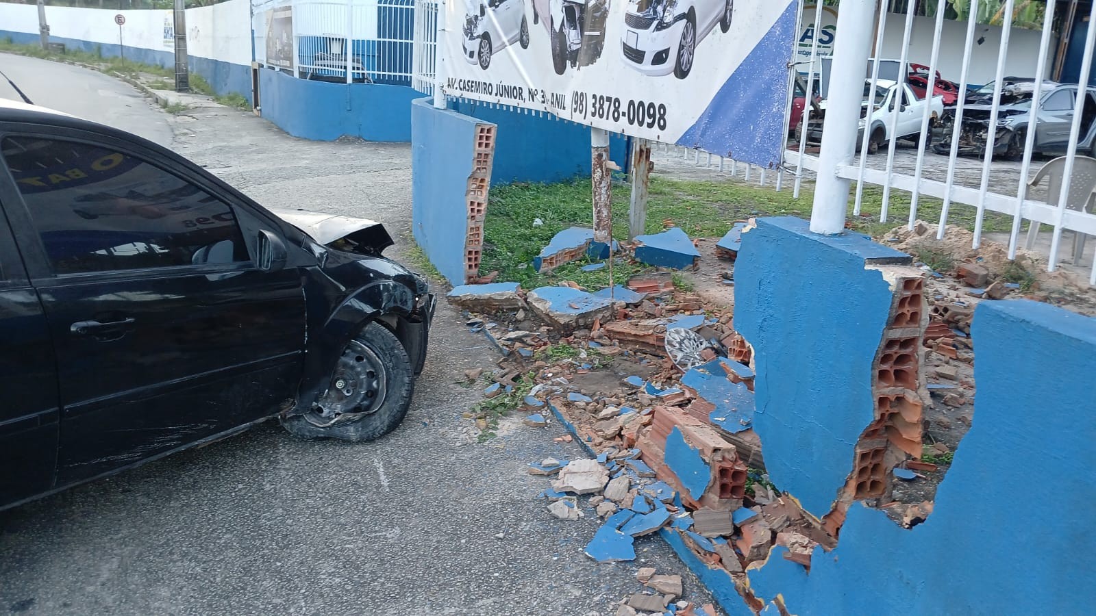 Motorista perde controle do carro e destrói muro de sucatão em São Luís
