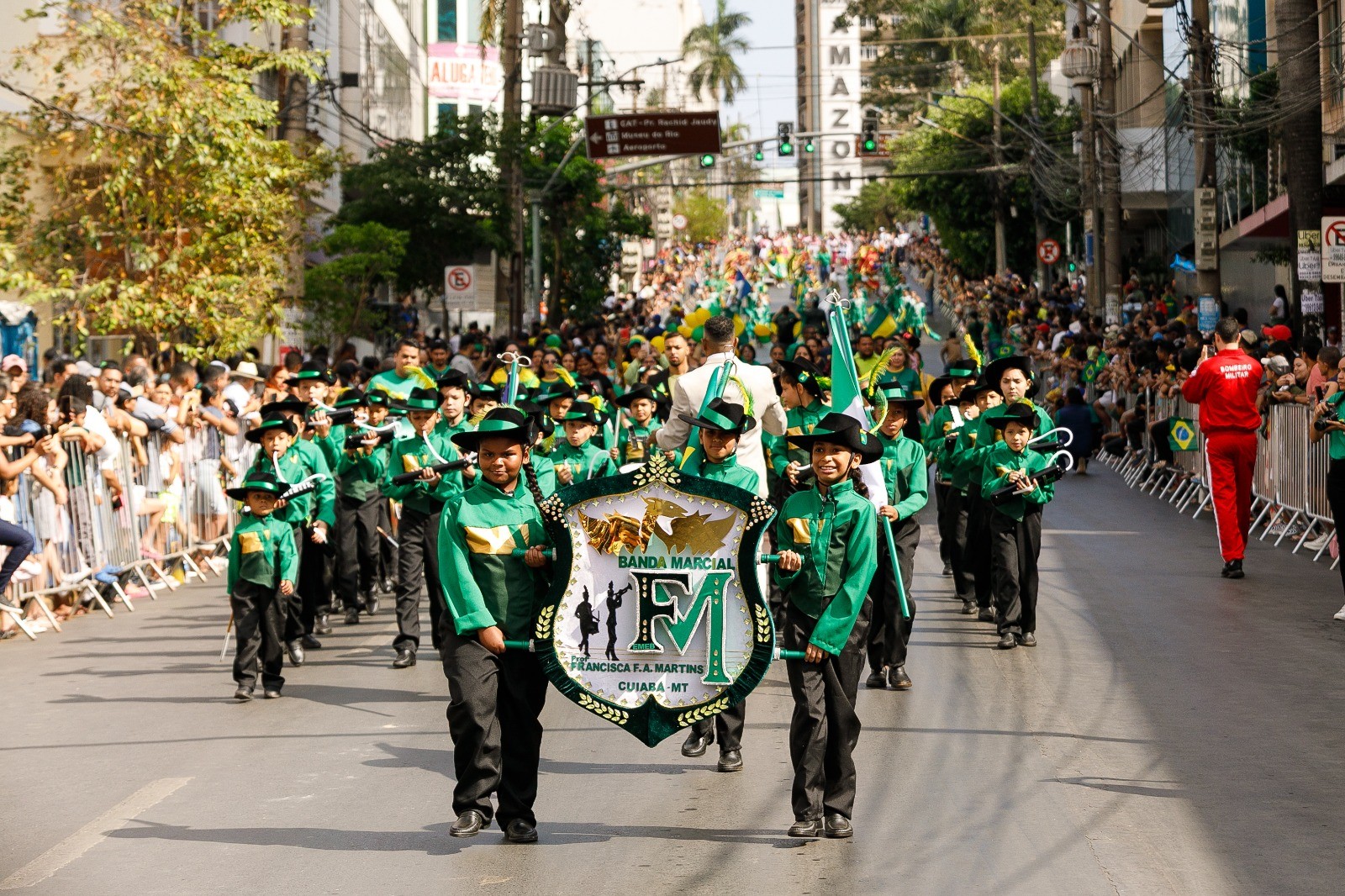 Pais, alunos, políticos e autoridades: retorno de desfile cívico reúne mais de 8 mil pessoas em Cuiabá