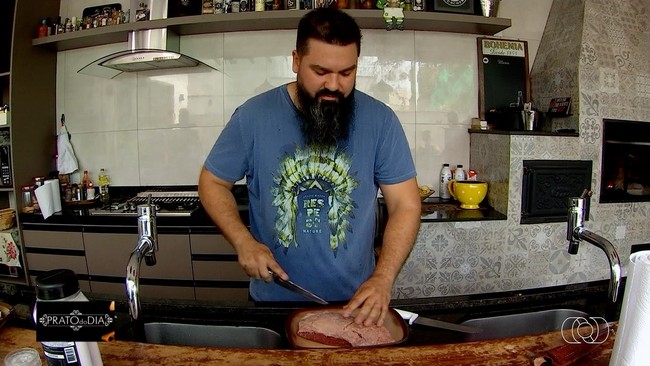 Delegado ensina como fazer picanha na parrila, em Goinia