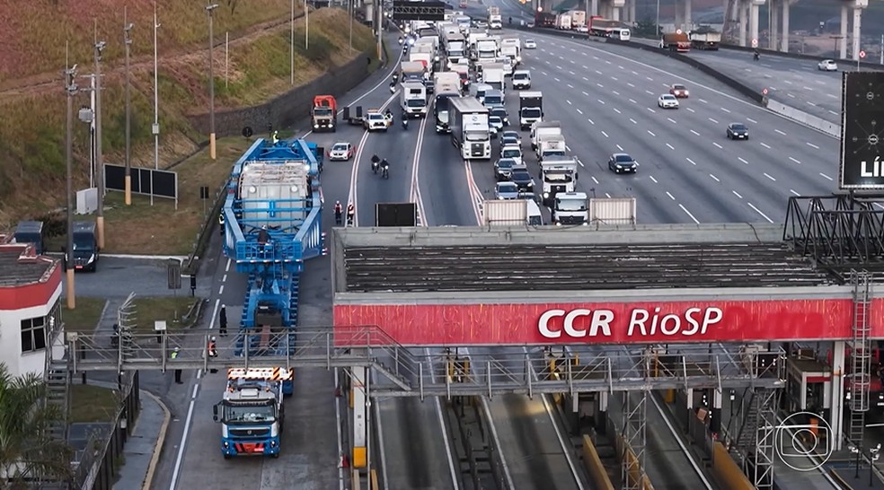 Supercarreta levou equipamento pela Via Dutra e provocou congestionamentos — Foto: Reprodução/TV Globo